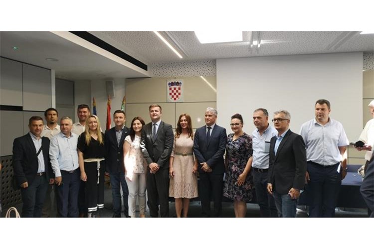Slika /slike/Vijesti/potpisivanje ugovora za klizišta2.jpg